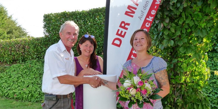Werner und Bettina Marte von der Firma DER MARTE, Sennwald und Ingrid Schäpper, Sevelen als Gewinnerin